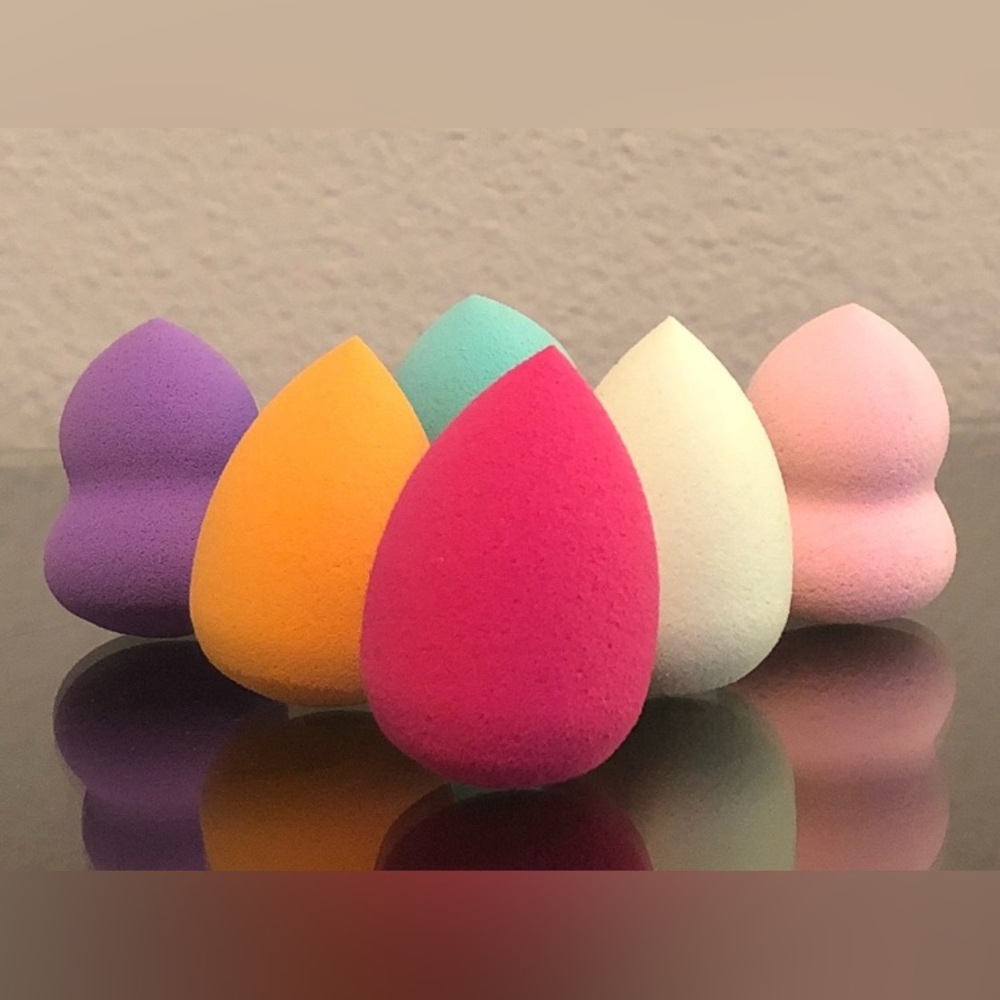 Beauty sponges, latex free Wrapped in cute little to go boxes . bundle of 6